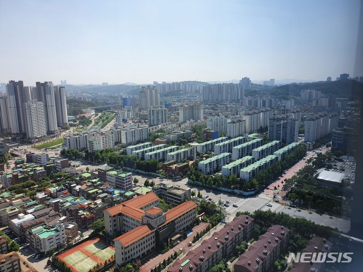 [용인=뉴시스] 리모델링 사업이 현재 진행되고 있는 수지1지구 전경(용인시 제공)