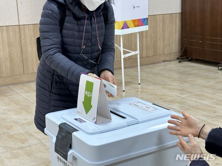 [대전=뉴시스] 김도현 기자 = 제22대 국회의원선거 사전투표가 시작된 5일 오전 대전 중구 선화동 대전평생교육진흥원 1층에 설치된 사전투표소에서 여성 유권자가 소중한 한 표를 행사하고 있다. 2024.04.05. kdh1917@newsis.com