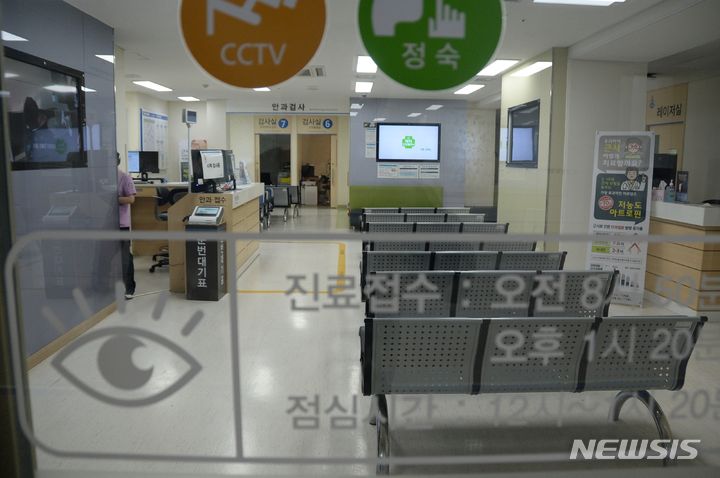 [청주=뉴시스] 조성현 기자 =지난 5일 오전 충북 청주시 서원구 한 대학병원 안과 외래가 텅 비어 있다. 2024.04.05. jsh0128@newsis.com 