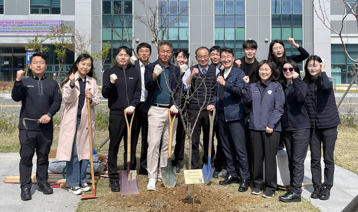 [부산=뉴시스] 용당세관은 5일 제79회 식목일을 부산 남구 용당동 세관에서 '청렴실천 나무심기' 행사를 개최했다고 밝혔다. (사진=용당세관 제공) *재판매 및 DB 금지