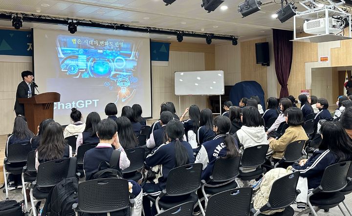 [창녕=뉴시스] 공현진 밀양지청 검사가 신창여중 1학년생을 대상으로 진로특강을 하고 있다. (사진=창녕군 제공) 2024.04.05. photo@newsis.com *재판매 및 DB 금지