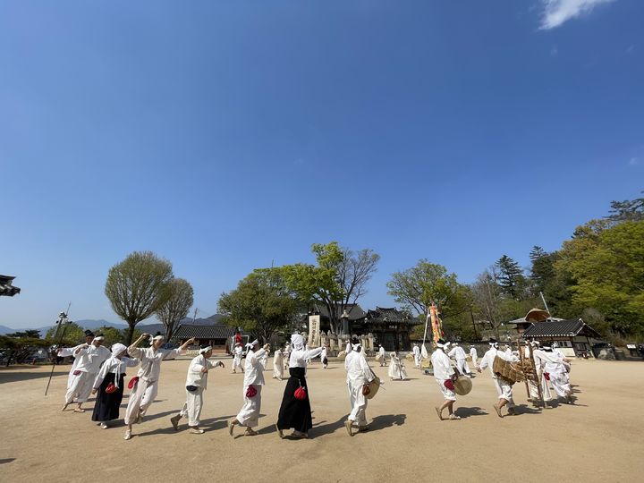 [밀양=뉴시스] 백중놀이 상설공연이 열리고 있다. (사진=밀양시 제공) 2024.04.05. photo@newsis.com *재판매 및 DB 금지