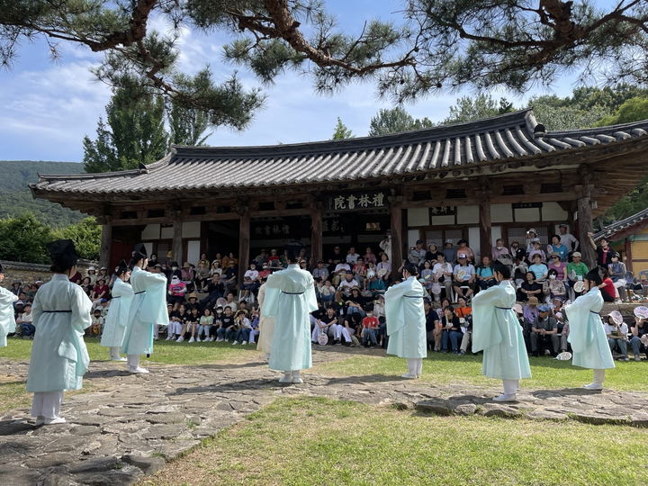 [밀양=뉴시스] 선비 풍류 공연이 열리고 있다. (사진=밀양시 제공) 2024.04.05. photo@newsis.com *재판매 및 DB 금지