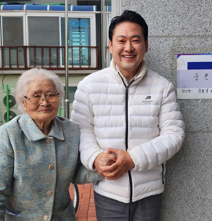 [대전=뉴시스] 조명휘 기자 = 장동혁 국민의 힘 보령시·서천군 국회의원 후보가 제22대 국회의원선거 사전투표 첫날인 5일 보령 웅천복지관에 마련된 웅천읍사전투표소에서 어머니와 함께 투표를 마친 뒤 기념사진을 찍고 있다. (사진= 장동혁 후보 제공) 2024.04.05. photo@newsis.com *재판매 및 DB 금지