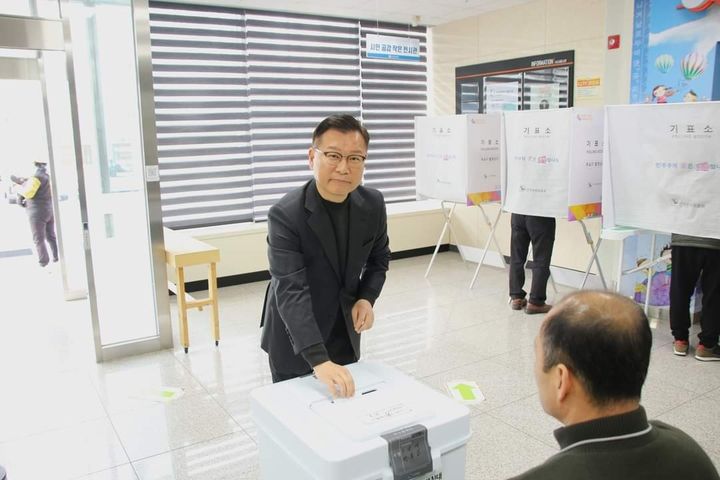 5일 국민의힘 이양수 후보가 속초시 조양동 주민센터에 마련된 사전투표소에서 투표권을 행사하고 있다. 이양수 후보 선거사무소 제공 *재판매 및 DB 금지