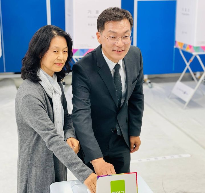 5일 김중남 후보가 배우자 이순덕 여사와 강릉초등학교에 설치된 사전 투표소에서 투표하고 있다. 김중남 선거 사무소 제공 *재판매 및 DB 금지