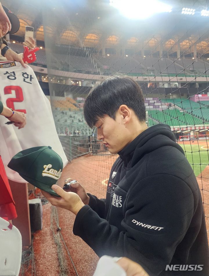 [인천=뉴시스] 김희준 기자 = 4일 인천 SSG랜더스파크에서 열린 두산 베어스와의 경기를 마친 뒤 팬들에게 사인을 해주는 SSG 랜더스의 조병현. 2024.04.04 jinxijun@newsis.com