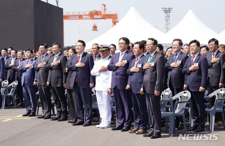[창원=뉴시스]5일 경남 창원시 진해구에 조성된 '부산항신항 7부두 서컨테이너터미널 개장식'이 윤석열 대통령과 강도형 해양수산부 장관, 박완수 경남도지사 등이 참석한 가운데 열리고 있다.(사진=경남도 제공0 2024.04.05. photo@newsis.com