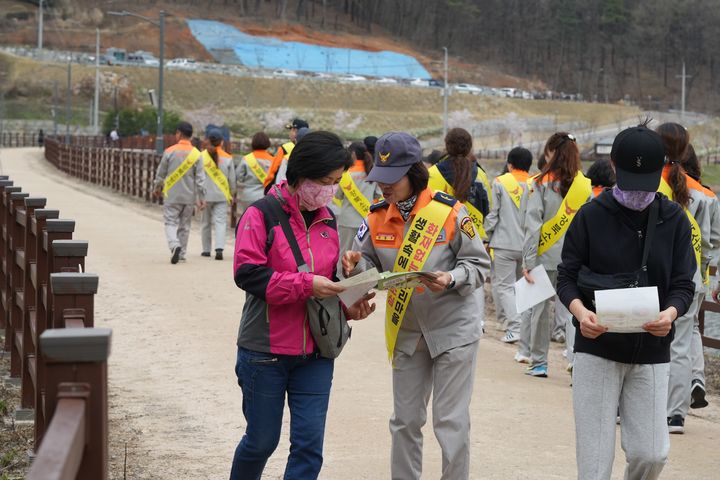 [대구=뉴시스] 대구강북소방서는 5일 청명·한식일을 맞아 북구 함지산에서 산불 예방 홍보 캠페인을 했다. (사진=대구강북소방서 제공) 2024.04.05. photo@newsis.com *재판매 및 DB 금지