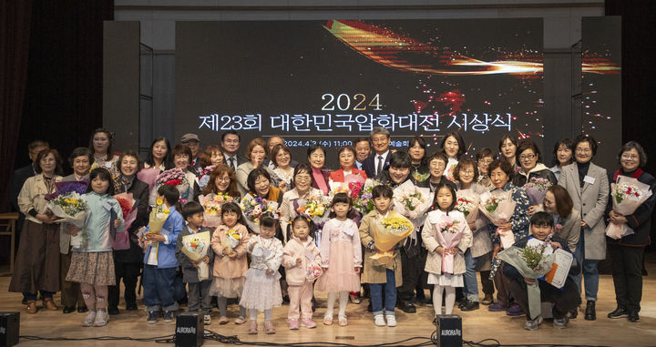 [구례=뉴시스] 김순호 구례군수와 수상자들 *재판매 및 DB 금지