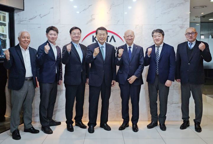 [서울=뉴시스] 한국케이블TV방송협회(KCTA)는 일본케이블연맹(JCTA) 등 일본케이블TV 4개사 사장단이 협회를 방문해 양국 케이블TV 기반 신규 사업 아이디어를 교환하고 향후 협력을 약속했다고 5일 밝혔다. (사진 왼쪽 두 번째부터) 에나츠 토쿠지로 BTV 사장, 이중희 KCTA 부회장, 황희만 KCTA 회장, 엔야 켄지 일본케이블연맹 회장, 타카다 미츠히로 CATV 사장, 스에히로 켄지 CNA 사장 (사진=한국케이블TV방송협회 제공) *재판매 및 DB 금지