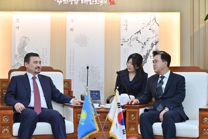 [홍성=뉴시스] 김태흠 충남지사가 도청에서 주한카자흐스탄대사를 접견하고 있다. *재판매 및 DB 금지