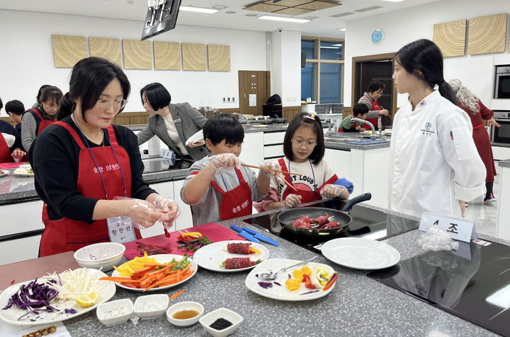 순창 인계초 교사와 학생들이 쉴랜드 프로젝트 중 순창 농특산물을 활용한 '소고기 채소말이 만들기 체험'을 하고 있다. *재판매 및 DB 금지