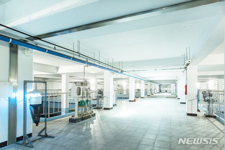 [서울=뉴시스]서울시가 깨끗하고 안전한 수돗물 공급을 위해 위생·품질관리를 강화한다고 8일 밝혔다. 시민들이 믿고 사용할 수 있는 '아리수'로 자리매김한다는 계획이다. (사진=서울시 제공). 2024.04.08. photo@newsis.com 