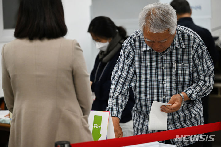 [광주=뉴시스] 이영주 기자 = 제22대 총선 사전투표 첫날인 5일 오전 광주 북구 오치1동행정복지센터에 마련된 사전투표소에서 한 유권자가 투표하고 있다. 2024.04.05. leeyj2578@newsis.com