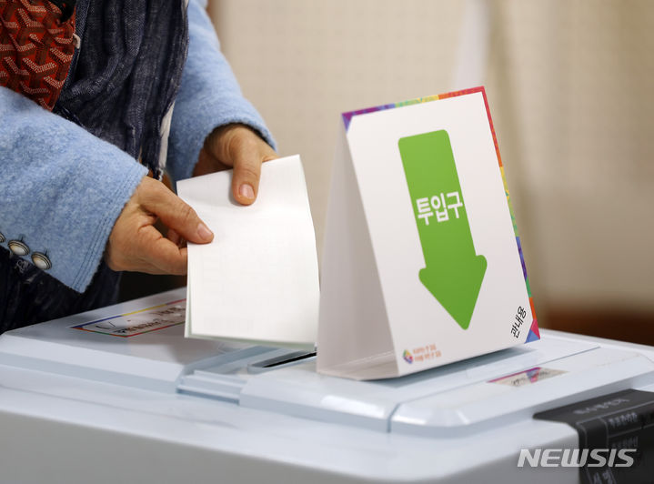 [서울=뉴시스] 김명년 기자 = 제22대 국회의원 선거 사전투표 첫날인 5일 오전 서울 광진구 구의3동 주민센터에 마련된 사전투표소에서 유권자가 투표를 하고 있다. 2024.04.05. kmn@newsis.com