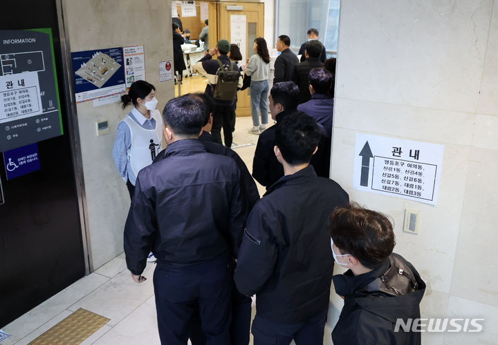 [서울=뉴시스] 이영환 기자 = 5일 오전 서울 영등포구 여의동주민센터에 마련된 제22대 국회의원선거 사전투표소에서 시민들이 투표 순서를 기다리고 있다. 2024.04.05. 20hwan@newsis.com