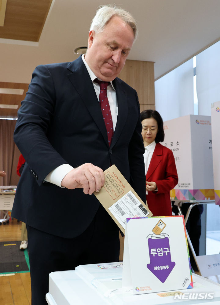 [서울=뉴시스] 이영환 기자 = 인요한 국민의미래 선거대책위원장이 5일 오전 서울 영등포구 여의동주민센터에 마련된 제22대 국회의원선거 사전투표소에서 투표를 하고 있다. 2024.04.05. 20hwan@newsis.com