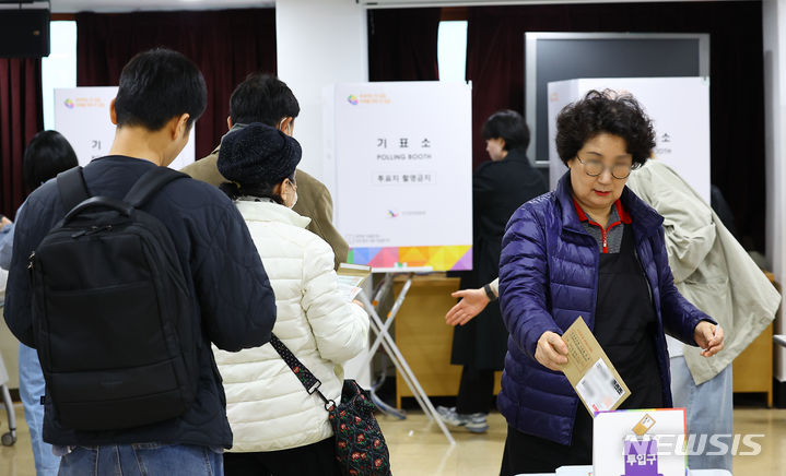 [서울=뉴시스] 김근수 기자 = 서울 중구 소공동 주민센터에 마련된 제22대 국회의원 선거 사전투표장에서 시민들이 사전투표를 하고 있다. 2024.04.05. ks@newsis.com
