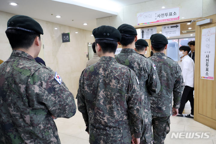 [서울=뉴시스] 이영환 기자 = 군 장병들이 5일 오전 서울 영등포구 여의동주민센터에 마련된 제22대 국회의원선거 사전투표소에서 투표 순서를 기다리고 있다. 2024.04.05. 20hwan@newsis.com