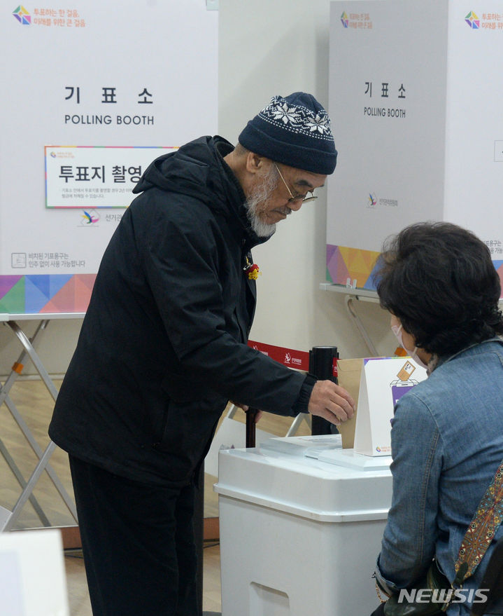 [전주=뉴시스] 김얼 기자 = 제22대 국회의원선거 사전투표 첫 날인 5일 전북 전주시 완산구 효자동 효자3동주민센터에 설치된 사전투표소에서 한 유권자가 투표를 하고 있다. 2024.04.05. pmkeul@newsis.com