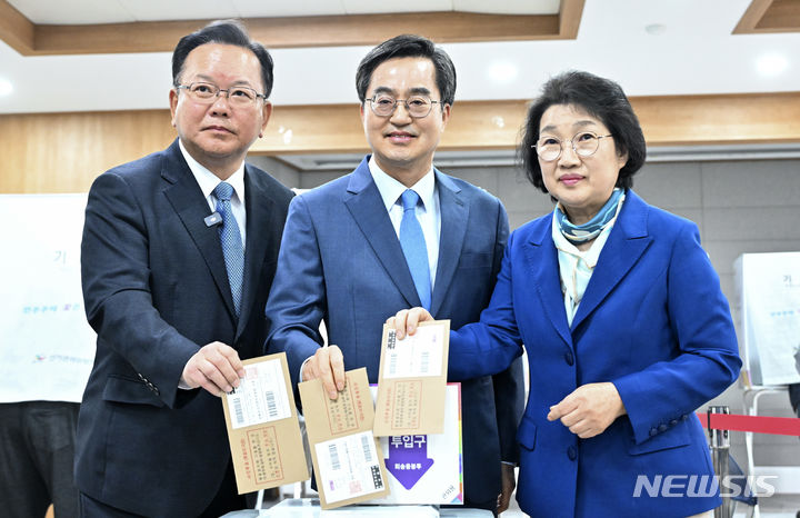 [성남=뉴시스] 경기사진공동취재단 = 제22대 국회의원 선거 사전투표 첫날인 5일 오전 더불어민주당 김부겸(왼쪽) 공동상임선대위원장, 김동연 경기도지사와 부인 정우영 여사가 경기도 성남시 서현1동행정복지센터사전투표소에서 사전투표를 하고 있다. 2024.04.05. photo@newsis.com