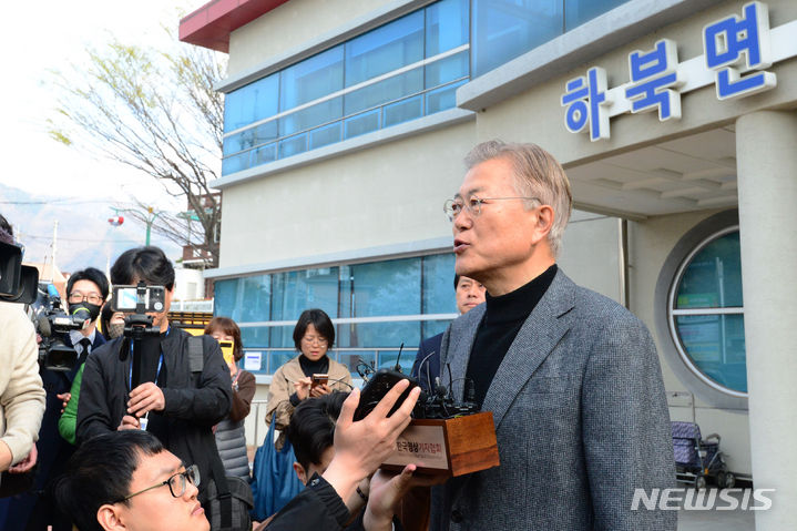 [양산=뉴시스] 차용현 기자 = 제22대 국회의원 선거 사전투표일인 5일 오전 문재인 전 대통령과 김정숙 여사가 경남 양산시 하북면 주민자치센터에서 투표에 앞서 신분확인을 하고 있다. 2024.04.05.con@newsis.com