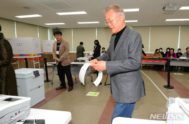 [양산=뉴시스] 차용현 기자 = 제22대 국회의원 선거 사전투표일인 5일 오전 문재인 전 대통령과 김정숙 여사가 경남 양산시 하북면 주민자치센터에서 투표를 하고 있다.2024.04.05.con@newsis.com