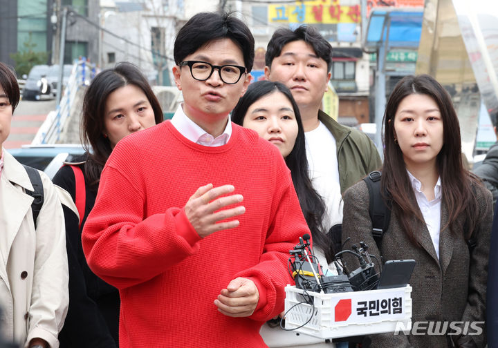 [서울=뉴시스] 추상철 기자 = 한동훈 국민의힘 비상대책위원장이 5일 오전 서울 서대문구 구.신촌동주민센터에 마련된 제22대 국회의원 선거 사전투표소에서 투표를 마친 후 취재진의 질문에 답변하고 있다. (공동취재) 2024.04.05. photo@newsis.com