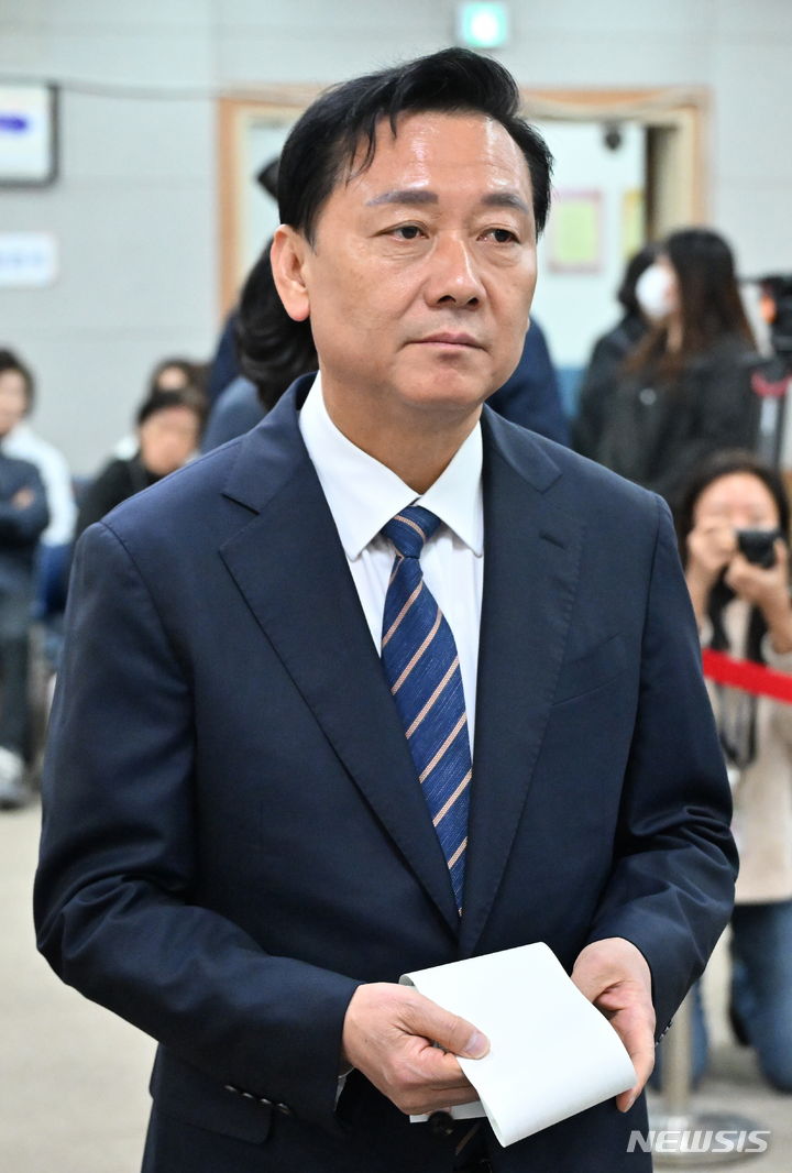 [성남=뉴시스] 경기사진공동취재단 = 제22대 국회의원선거 사전투표 첫날인 5일 오전 더불어민주당 이광재 성남분당갑 후보가 성남시 서현1동행정복지센터사전투표소에서 사전투표를 하고 있다. 2024.04.05. photo@newsis.com