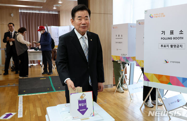 [서울=뉴시스] 이영환 기자 = 김진표 국회의장이 5일 오전 서울 영등포구 여의동주민센터에 마련된 제22대 국회의원선거 사전투표소에서 투표를 하고 있다. 2024.04.05. 20hwan@newsis.com