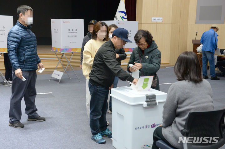 [울산=뉴시스] 배병수 기자 = 제22대 국회의원선거 사전투표 첫날인 5일 오전 울산 남구청 6층 대강당에 마련된 삼산동 사전투표소에서 시민들이 투표를 하고 있다. 2024.04.05. bbs@newsis.com