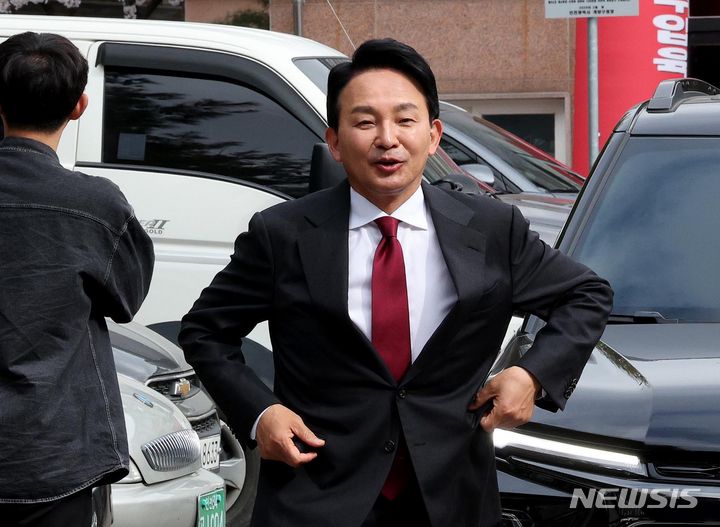 [인천=뉴시스] 전진환 기자 = 원희룡 국민의힘 인천 계양을 국회의원 후보가 제22대 국회의원 선거 사전투표 첫날인 5일 인천 계양구 계양3동 행정복지센터에 마련된 사전투표소에 도착하고 있다. (공동취재) 2024.04.05. photo@newsis.com