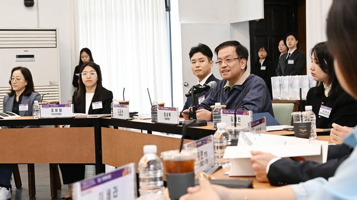 [서울=뉴시스] 최상목 부총리 겸 기획재정부 장관이 5일 서울 정동 1928 아트센터에서 열린 '제2기 기획재정부 2030자문단 정책제안 발표회-청년, 기재부에 바람'에 참석해 인사말을 하고 있다. (사진=기획재정부 제공) 2024.04.05. photo@newsis.com *재판매 및 DB 금지