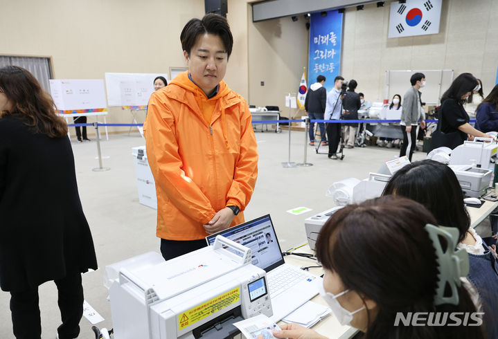 [화성=뉴시스] 김금보 기자 = 제22대 국회의원선거 사전투표 첫날인 5일 오전 이준석 개혁신당 대표가 경기도 화성시 동탄7동행정복지센터사전투표소에서 투표용지를 받고 있다. 2024.04.05. kgb@newsis.com