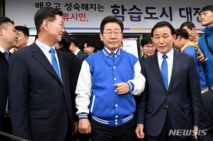 [대전=뉴시스] 고범준 기자 = 이재명 더불어민주당 대표가 제22대 국회의원선거 사전투표일인 5일 오전 대전 중구 대전평생교육진흥원에 마련된 사전투표소에서 투표를 한 뒤 이동하고 있다. (공동취재) 2024.04.05. photo@newsis.com