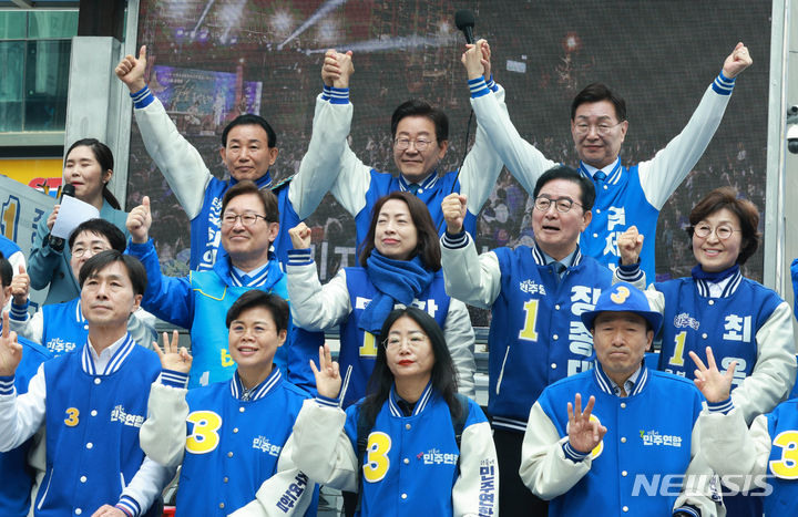 [대전=뉴시스] 고범준 기자 = 이재명 더불어민주당 대표가 5일 오전 대전 중구 으능정이 문화의거리에서 박용갑 중구 후보 등 대전지역 총선후보들과 지지유세를 하고 있다. 2024.04.05. bjko@newsis.com