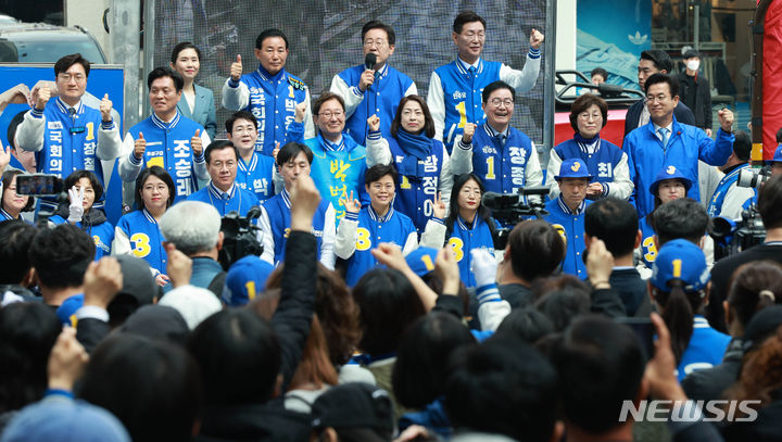 [대전=뉴시스] 고범준 기자 = 이재명 더불어민주당 대표가 5일 오전 대전 중구 으능정이 문화의거리에서 박용갑 중구 후보 등 대전지역 총선후보들과 지지유세를 하고 있다. 2024.04.05. bjko@newsis.com