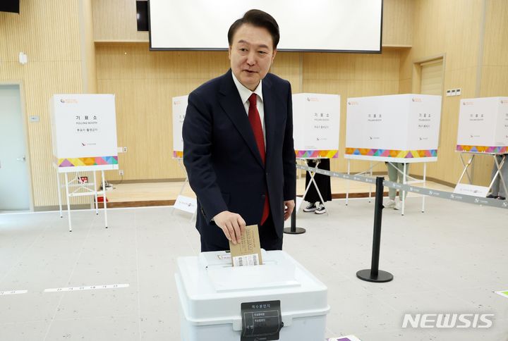 [부산=뉴시스] 조수정 기자 = 윤석열 대통령이 5일 부산 명지1동 행정복지센터에서 제22대 국회의원선거 사전투표를 하고 있다. 2024.04.05. chocrystal@newsis.com