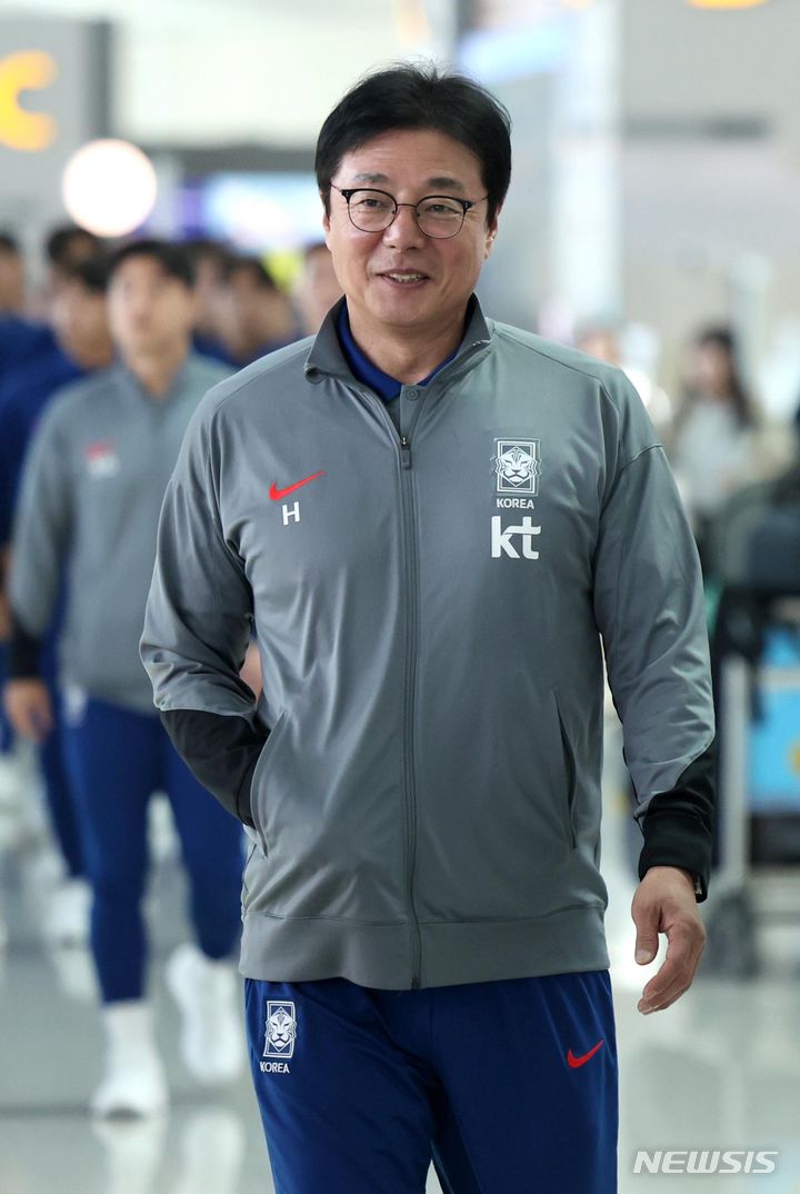 [인천공항=뉴시스] 김선웅 기자 = U-23 아시안컵에 출전하는 축구 올림픽대표팀(U-23) 황선홍 감독이 5일 인천국제공항을 통해 출국하고 있다. 2024.04.05. mangusta@newsis.com