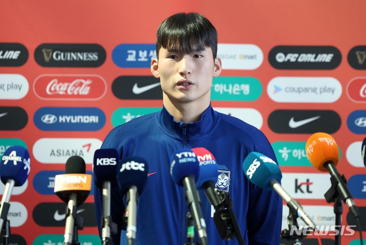 [인천공항=뉴시스] 김선웅 기자 = U-23 아시안컵에 출전하는 축구 올림픽대표팀(U-23) 주장 변준수가 5일 인천국제공항에서 출국 전 취재진과 인터뷰를 하고 있다. 2024.04.05. mangusta@newsis.com