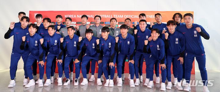 [인천공항=뉴시스] 김선웅 기자 = U-23 아시안컵에 출전하는 축구 올림픽대표팀(U-23) 황선홍 감독과 선수들이 5일 인천국제공항에서 출국 전 단체사진을 촬영하며 결의를 다지고 있다. 2024.04.05. mangusta@newsis.com