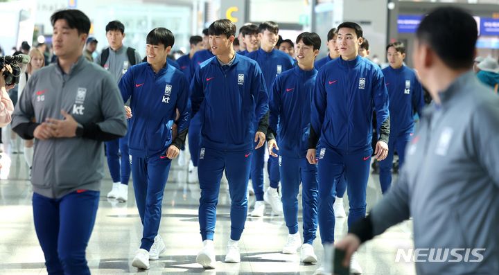 [인천공항=뉴시스] 김선웅 기자 = 황선홍 감독이 이끄는 축구 올림픽대표팀(U-23) 선수들이 5일 인천국제공항을 통해 U-23 아시안컵에 출전하기 위해 출국하고 있다. 2024.04.05. mangusta@newsis.com