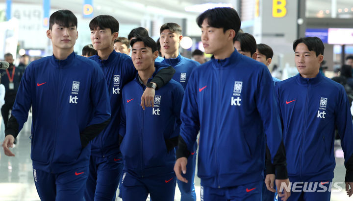 [인천공항=뉴시스] 김선웅 기자 = 황선홍 감독이 이끄는 축구 올림픽대표팀(U-23) 선수들이 5일 인천국제공항을 통해 U-23 아시안컵에 출전하기 위해 출국하고 있다. 2024.04.05. mangusta@newsis.com