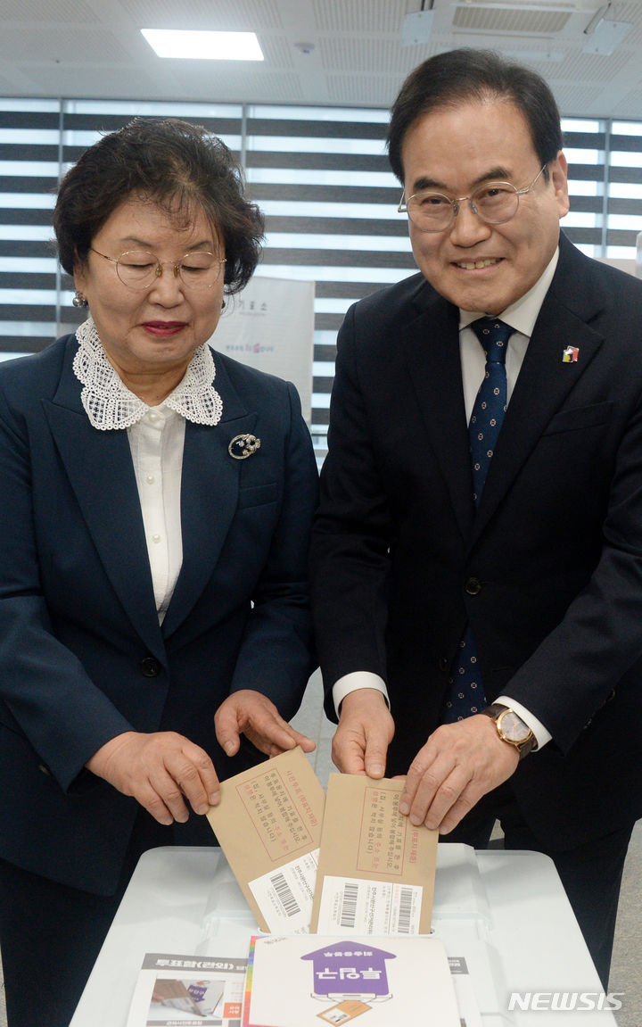 [전주=뉴시스] 김얼 기자 = 서거석(오른쪽) 전북특별자치도 교육청 교육감과 배우자 유광수 씨가 5일 전북 전주시 전북특별자치도교육청에 설치된 사전투표소를 방문해 투표하고 있다. 2024.04.05. pmkeul@newsis.com