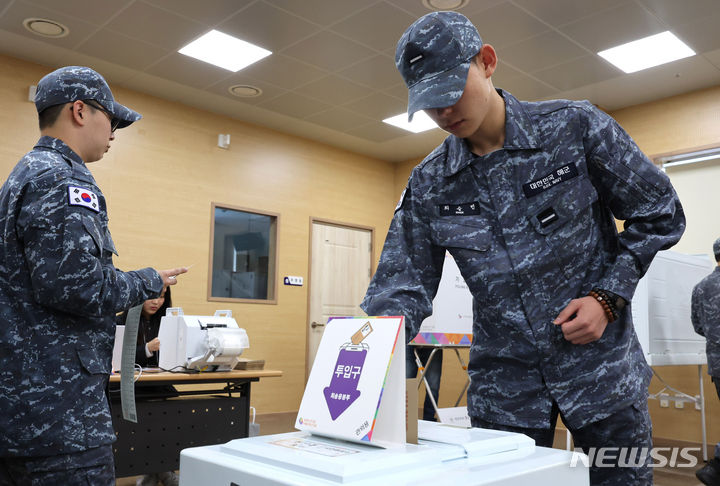 [인천=뉴시스] 전진환 기자 = 제22대 국회의원선거 사전투표일인 5일 오전 인천 중구 연안동 행정복지센터에 마련된 사전투표소에서 인천해역방어사령부 소속 병사들이 투표를 하고 있다. 2024.04.05. amin2@newsis.com
