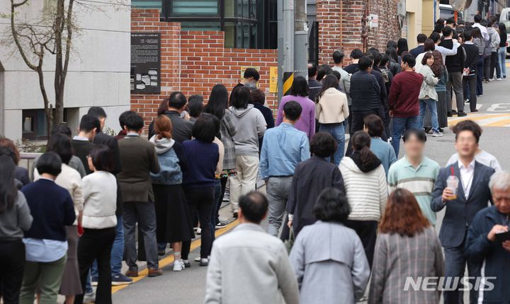 [서울=뉴시스] 권창회 기자 = 제22대 국회의원선거 사전투표 첫날인 5일 오후 서울 종로구 사직동 주민센터에 마련된 사전투표소에서 직장인들이 점심시간을 맞아 투표를 하기 위해 길게 줄 서 있다. 2024.04.05. kch0523@newsis.com