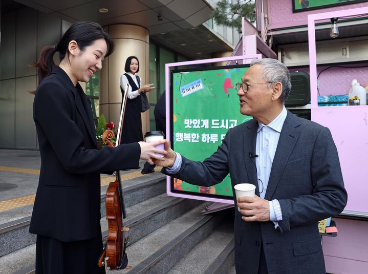 [서울=뉴시스] 유인촌 문화체육관광부 장관이 5일 서울 서초구 국립예술단체 연습실(N스튜디오)에서 열린 클래식 음악 및 연극 분야 국립예술단체 청년 교육단원 통합공모 심사 현장을 찾아 청년예술인을 응원하기 위해 준비한 커피차 앞에서 청년예술인에게 커피를 전달하고 있다. (사진=문화체육관광부 제공) 2024.04.05. photo@newsis.com *재판매 및 DB 금지