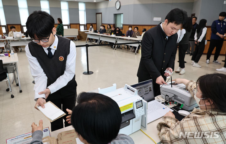 [수원=뉴시스] 김금보 기자 = 제22대 국회의원선거 사전투표 시작일인 5일 오후 삼일공업고등학교 학생들이 경기도 수원시 장안구 연무동행정복지센터에 마련된 사전투표소에서 생애 첫 투표용지를 받고 있다. 2024.04.05. kgb@newsis.com