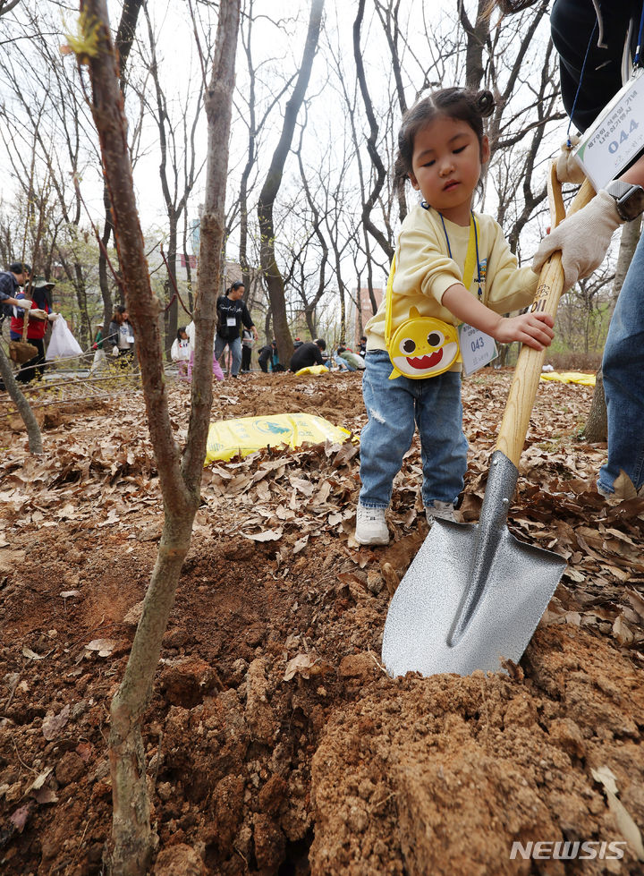 [서울=뉴시스] 김명년 기자 = 식목일인 5일 오후 서울 노원구 불암산 천수텃밭에서 열린 제79회 식목일 기념행사에서 어린이가 나무를 심고 있다. 2024.04.05. kmn@newsis.com